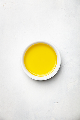 포토 JPG 해외이미지 그릇 사람없음 하이앵글 올리브오일 흰배경 해외202004 해외포토 식기 뷰포인트 백그라운드 흰색 기름_음식 파일형식