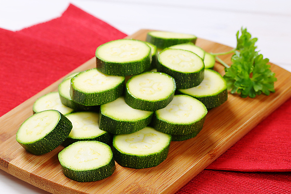 포토 JPG 해외이미지 스튜디오촬영 음식 조각 채소 호박 도마 건강 사람없음 목재 빨간색 초록색 쌓기 신선 그룹 닫기 자르기 받침대 유기농 날것 슬라이스 국산 스쿼시 흙더미 내추럴 숙성 접기 주키니 해외202004 해외202105 해외포토 나무 웰빙 스포츠 컬러 재료 모션 주방용품 실내 구기 흙 파일형식 더미