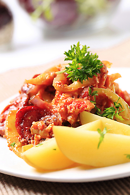 포토 JPG 해외이미지 접시 음식 감자 파슬리 건강 마늘 돼지고기 사람없음 빨간색 초록색 소고기 튀김 지성 흰색 매움 스튜 채식주의자 해외202004 해외202105 해외포토 식기 컬러 채소 육류 맛 채식 파일형식