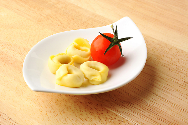 포토 JPG 해외이미지 접시 디자인 음식 토마토 재료 파스타 요리 사람없음 폭식 리코타치즈 토르텔리니 해외202004 해외202105 해외포토 식기 채소 치즈 서양음식 파일형식 유제품