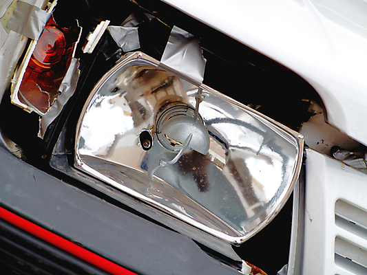 포토 JPG 해외이미지 교통시설 자동차 유리 안전 사람없음 빛 손상 운전 흰색 램프 수리 위험 충돌 사건 묘사 충격 보험 깨짐 범퍼 자동 해외202004 해외202105 해외포토 육상교통 컬러 교통 컨셉 모션 재질 조명 시설 파일형식