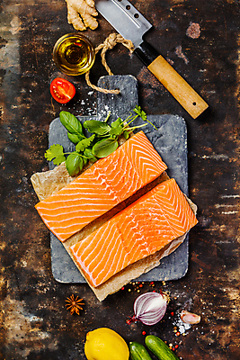 포토 JPG 해외이미지 양파 도마 실내 사람없음 하이앵글 레몬 허브 향신료 날것 연어 식칼 생강 석판 연어요리 연어회 해외202004 해외포토 식물 음식 뷰포인트 채소 과일 주방용품 어류 내부 생선회 향미료 파일형식