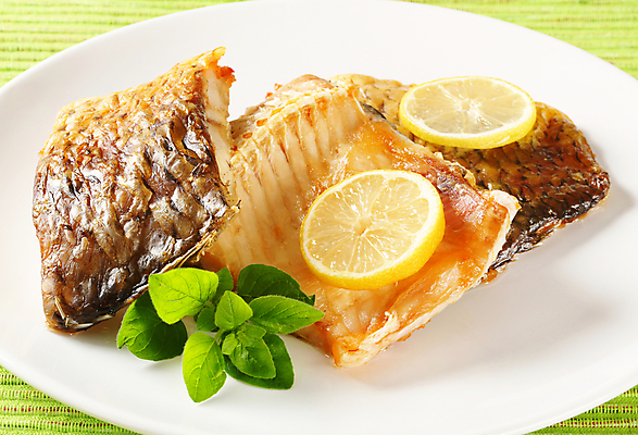 포토 JPG 해외이미지 접시 음식 조각 부분 뼈 건강 어류 사람없음 굽기 레몬 잉어 점심식사 앙트레 해외202004 해외202105 해외포토 식기 과일 식사 수중동물 구이 파일형식