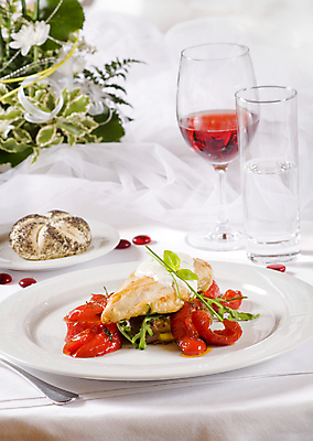 포토 JPG 해외이미지 음식 결혼 채소 유리 감자 육류 요리 사람없음 장식 빨간색 물 식당 와인 축제 식사 저녁식사 치킨 그릴 아침식사 가슴 굽기 배열 준비 서빙 후추 앙트레 접수 정중 해외202004 해외202105 해외포토 자연요소 컬러 컨셉 식재료 재질 주방용품 주류 이벤트 신체부위 상점 구이 향신료 닭고기요리 파일형식