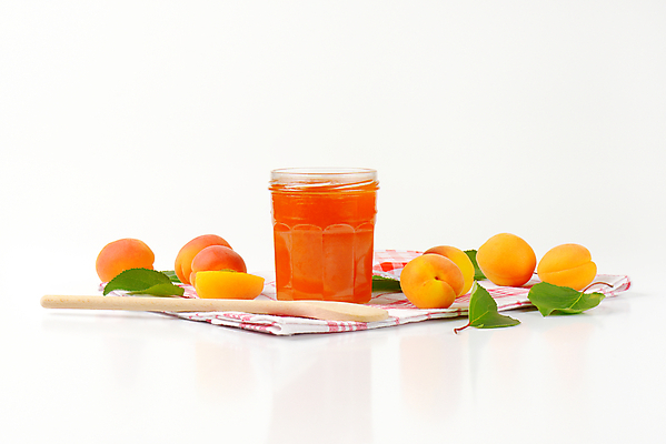 포토 JPG 해외이미지 스튜디오촬영 실내 사람없음 식탁보 병 흰배경 나무숟가락 과일잼 살구 살구잼 해외202004 해외202105 해외포토 식기 백그라운드 과일 내부 숟가락 흰색 잼 파일형식