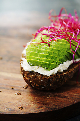 포토 JPG 해외이미지 실내 사람없음 이탈리아음식 애피타이저 바게트 아보카도 나무도마 브루스케타 해외202004 해외포토 음식 빵 과일 도마 서양음식 내부 목재 파일형식