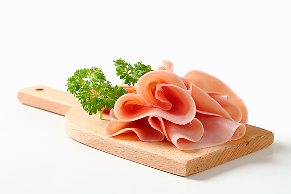 포토 JPG 해외이미지 스튜디오촬영 음식 토마토 도마 파슬리 육류 돼지고기 사람없음 신선 흰배경 햄 슬라이스 얇은 편육 해외202004 해외202105 해외포토 백그라운드 채소 식재료 주방용품 실내 흰색 파일형식