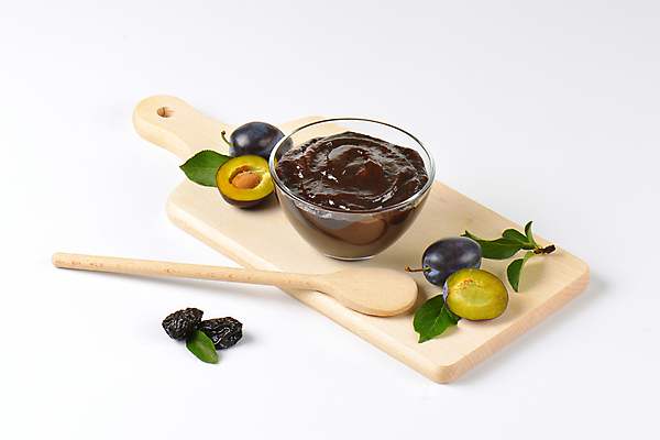 포토 JPG 해외이미지 스튜디오촬영 단면 실내 사람없음 흰배경 유리그릇 나무숟가락 과일잼 나무도마 서양자두 해외202004 해외202105 해외포토 그릇 백그라운드 유리 도마 내부 목재 숟가락 흰색 잼 파일형식