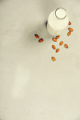 포토 JPG 해외이미지 건강 사람없음 하이앵글 우유 채식 아몬드 다이어트음식 저칼로리식단 비건 해외202004 해외포토 뷰포인트 다이어트 유제품 견과류 식단 저칼로리 채식주의자 파일형식