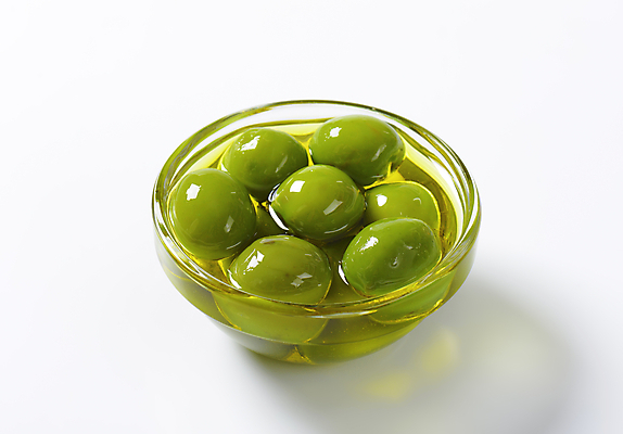 포토 JPG 해외이미지 스튜디오촬영 실내 사람없음 올리브오일 흰배경 올리브 담기 유리그릇 올리브절임 해외202004 해외202105 해외포토 그릇 열매 백그라운드 모션 유리 내부 흰색 기름_음식 절임 파일형식