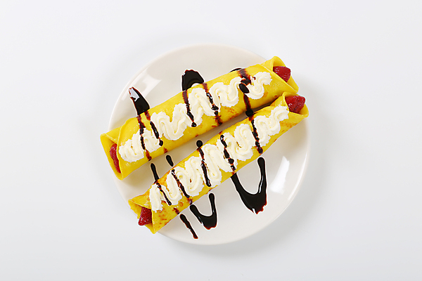 포토 JPG 해외이미지 접시 딸기 실내 사람없음 하이앵글 달콤 흰배경 생크림 초코시럽 크레이프 해외202004 해외202105 해외포토 식기 뷰포인트 백그라운드 과일 디저트 내부 초콜릿 흰색 맛 크림 시럽 파일형식