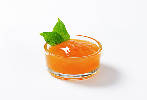 포토 JPG 해외이미지 스튜디오촬영 실내 사람없음 민트 흰배경 유리그릇 과일잼 살구잼 해외202004 해외202105 해외포토 그릇 백그라운드 유리 내부 흰색 잼 허브 파일형식