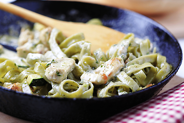 포토 JPG 해외이미지 음식 파스타 육류 요리 사람없음 치킨 면 프라이팬 크림 묘사 주걱 레시피 음식준비 주키니 주키니호박 페투치네 해외202004 해외202105 해외포토 식재료 주방용품 서양음식 준비 닭고기요리 파스타면 파일형식