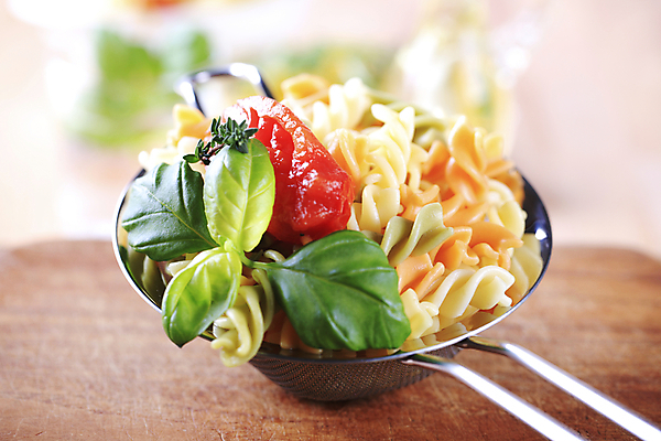 포토 JPG 해외이미지 음식 토마토 재료 파스타 요리 사람없음 금속 바질 삶기 삼색 해외202004 해외202105 해외포토 채소 재질 서양음식 파일형식