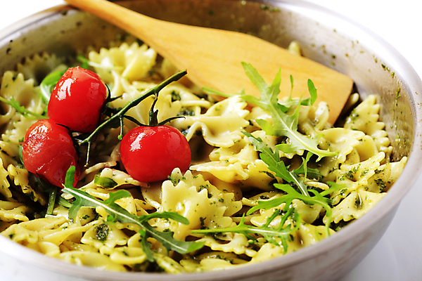 포토 JPG 해외이미지 음식 토마토 도마 파스타 요리 사람없음 샐러드 로켓 루꼴라 삶기 스테인레스 음식준비 파르팔레 페스토 해외202004 해외202105 해외포토 채소 주방용품 서양음식 소스_음식 준비 파스타면 파일형식
