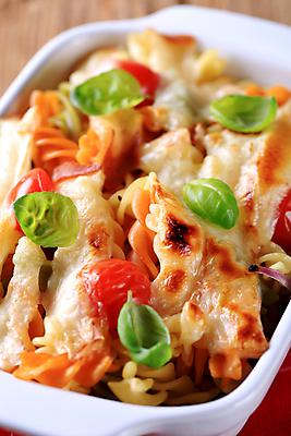 포토 JPG 해외이미지 음식 토마토 치즈 파스타 요리 사람없음 인스턴트 묘사 바질 그라탱 백자 삼색 캐서롤 해외202004 해외202105 해외포토 채소 유제품 서양음식 도자기 용기_그릇 파일형식