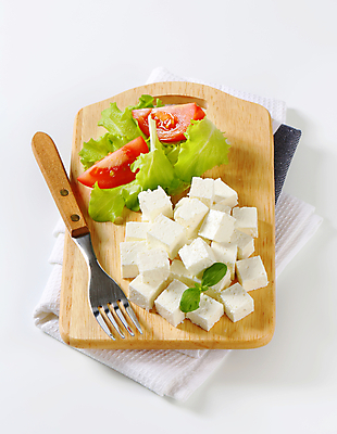 포토 JPG 해외이미지 스튜디오촬영 음식 포크 토마토 채소 재료 치즈 유제품 도마 사람없음 목재 흰색 애피타이저 상추 큐브 주사위 흙더미 페타치즈 해외202004 해외202105 해외포토 나무 식기 컬러 주방용품 실내 흙 파일형식 더미