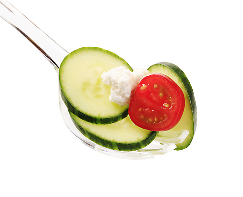 포토 JPG 해외이미지 음식 다이어트 채소 오이 치즈 건강 사람없음 숟가락 샐러드 추위 신선 플라스틱 자르기 흰배경 슬라이스 고립 저칼로리 채식주의자 페타치즈 해외202004 해외202105 해외포토 백그라운드 모션 재질 유제품 수저 흰색 채식 파일형식