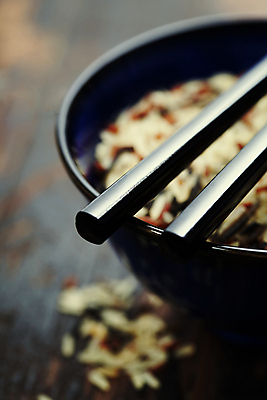 포토 JPG 해외이미지 젓가락 밥 실내 근접촬영 사람없음 아웃포커스 쌀 담기 나무바닥 밥그릇 해외202004 해외포토 그릇 음식 뷰포인트 모션 곡류 바닥 촬영기법 수저 내부 파일형식
