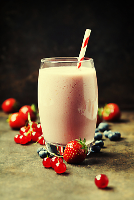 포토 JPG 해외이미지 음료 딸기 검은배경 잔 실내 사람없음 스무디 딸기스무디 해외202004 해외포토 식기 백그라운드 과일 내부 검은색 파일형식