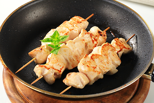 포토 JPG 해외이미지 음식 조각 도마 육류 요리 사람없음 목재 검은색 치킨 튀김 막대기 프라이팬 꼬치 그릴 굽기 묘사 저지방 해외202004 해외202105 해외포토 나무 컬러 식재료 재료 주방용품 기름_음식 구이 닭고기요리 파일형식