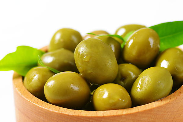 포토 JPG 해외이미지 스튜디오촬영 실내 근접촬영 사람없음 흰배경 올리브 담기 나무그릇 올리브절임 해외202004 해외202105 해외포토 그릇 열매 뷰포인트 백그라운드 모션 내부 목재 흰색 절임 파일형식