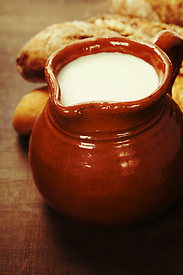 포토 JPG 해외이미지 빵 건강 사람없음 우유 항아리 우유병 병 유기농 나무탁자 칼슘 해외202004 해외포토 식기 웰빙 음식 탁자 병_용기 유제품 도자기 파일형식