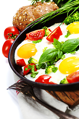 포토 JPG 해외이미지 빵 포크 채소 방울토마토 실내 사람없음 계란 프라이팬 아침식사 계란프라이 흰배경 해외202004 해외포토 식기 음식 백그라운드 토마토 주방용품 내부 알 식사 흰색 계란요리 파일형식