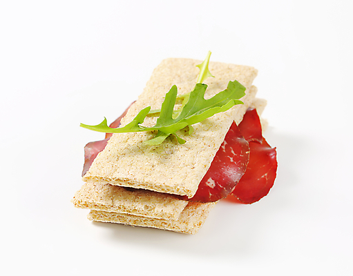 포토 JPG 해외이미지 음식 조각 건조 육류 사람없음 크래커 소고기 아침식사 스위스 흰배경 훈제 건강식 얇은 전문 치유 편육 통밀 해외202004 해외202105 해외포토 유럽 백그라운드 식재료 쿠키 식사 흰색 밀 파일형식