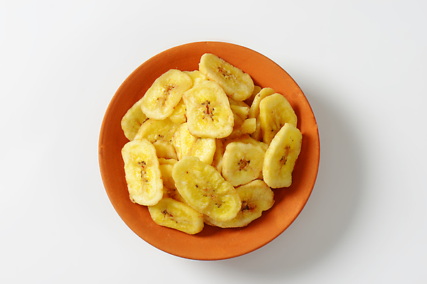 포토 JPG 해외이미지 바나나 실내 사람없음 하이앵글 달콤 흰배경 건과일 나무그릇 해외202004 해외202105 해외포토 그릇 뷰포인트 백그라운드 과일 건조 내부 목재 흰색 맛 파일형식