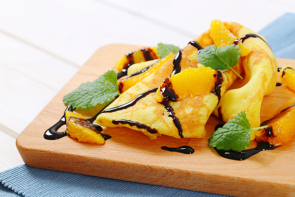 포토 JPG 해외이미지 오렌지 실내 근접촬영 사람없음 달콤 천 흰배경 나무도마 초코시럽 크레이프 해외202004 해외202105 해외포토 뷰포인트 백그라운드 과일 디저트 도마 내부 목재 초콜릿 흰색 직물 맛 시럽 파일형식