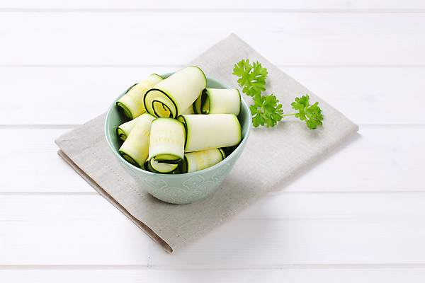 포토 JPG 해외이미지 스튜디오촬영 음식 조각 채소 재료 호박 건강 사람없음 초록색 쌓기 신선 사발 가득함 받침대 유기농 날것 국산 스쿼시 흙더미 내추럴 숙성 얇은 접기 주키니 해외202004 해외202105 해외포토 웰빙 스포츠 컬러 모션 실내 구기 흙 사기그릇 파일형식 더미