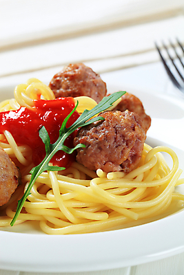 포토 JPG 해외이미지 음식 파스타 스파게티 육류 돼지고기 요리 사람없음 소고기 튀김 면 미트볼 케첩 냅킨 토마토소스 칠면조 다진 루꼴라 메인요리 해외202004 해외202105 해외포토 채소 식재료 조류 서양음식 소스_음식 파일형식