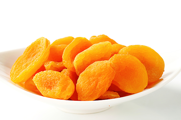 포토 JPG 해외이미지 접시 실내 사람없음 흰배경 건과일 살구 해외202004 해외202105 해외포토 식기 백그라운드 과일 건조 내부 흰색 파일형식