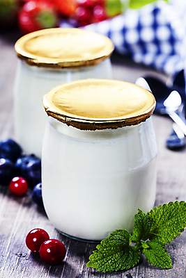 포토 JPG 해외이미지 딸기 유리병 실내 사람없음 아웃포커스 블루베리 나무바닥 베리 요거트 해외202004 해외포토 과일 병_용기 유제품 바닥 촬영기법 내부 파일형식