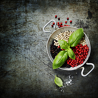 포토 JPG 해외이미지 회색배경 실내 사람없음 하이앵글 냄비 소금 바질 통후추 카피스페이스 해외202004 해외포토 뷰포인트 백그라운드 내부 공백 회색 솥 후추 파일형식