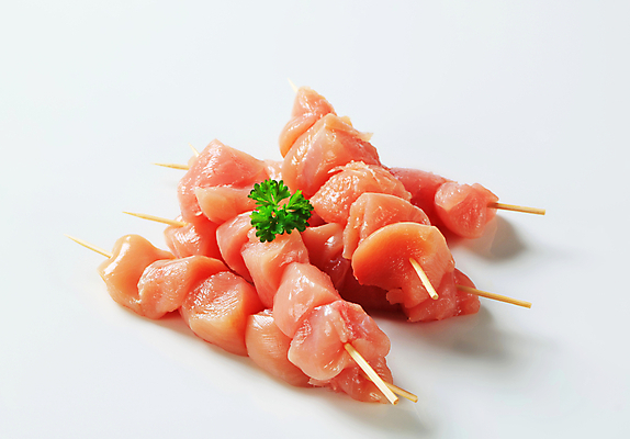 포토 JPG 해외이미지 스튜디오촬영 실내 파슬리 생고기 사람없음 닭고기 신선 막대기 꼬치 흰배경 날것 닭꼬치 생닭 음식준비 해외202004 해외202105 해외포토 백그라운드 채소 육류 내부 흰색 닭 준비 파일형식