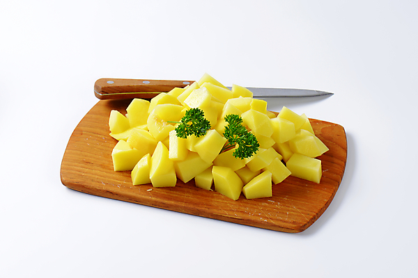 포토 JPG 해외이미지 스튜디오촬영 음식 조각 채소 재료 감자 도마 사람없음 쌓기 신선 그룹 주사위 날것 흙더미 생식 해외202004 해외202105 해외포토 모션 주방용품 실내 흙 파일형식 더미