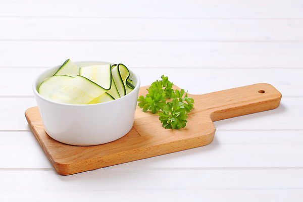 포토 JPG 해외이미지 스튜디오촬영 리본 음식 조각 채소 재료 호박 도마 건강 사람없음 목재 초록색 쌓기 흰색 신선 사발 가득함 유기농 날것 국산 스쿼시 흙더미 내추럴 숙성 얇은 주키니 해외202004 해외202105 해외포토 나무 웰빙 스포츠 컬러 모션 주방용품 실내 구기 흙 사기그릇 파일형식 더미