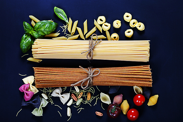 포토 JPG 해외이미지 방울토마토 검은배경 스파게티 사람없음 묶기 바질 로즈메리 라비올리 파르팔레 파스타면 펜네 해외202004 푸질리 해외포토 백그라운드 토마토 식재료 모션 파스타 검은색 면류 허브 파일형식