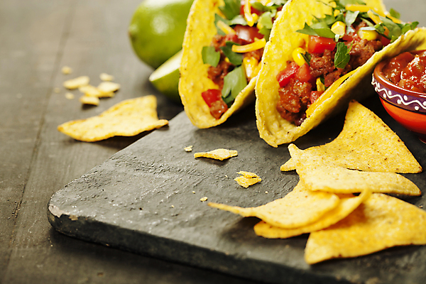 포토 JPG 해외이미지 실내 사람없음 나무바닥 멕시코음식 나초 타코 돌판 살사소스 해외202004 해외포토 음식 바닥 서양음식 내부 돌_바위 소스_음식 파일형식