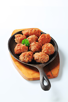 포토 JPG 해외이미지 스튜디오촬영 음식 주방용품 도마 육류 돼지고기 사람없음 검은색 튀김 프라이팬 인스턴트 미트볼 양고기 케밥 다진 땅바닥 해외202004 해외202105 해외포토 컬러 생활용품 식재료 바닥 실내 파일형식