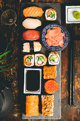 포토 JPG 해외이미지 스튜디오촬영 접시 젓가락 실내 사람없음 하이앵글 초밥 고추냉이 간장 모듬초밥 생강초절임 일본음식 해외202004 해외포토 식기 음식 뷰포인트 수저 내부 양념 모듬 절임 파일형식