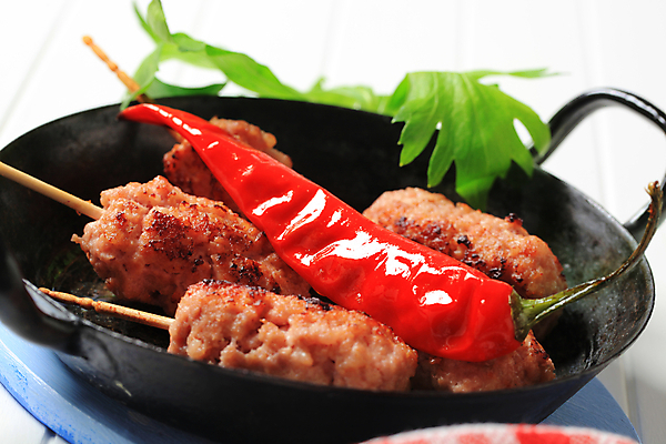 포토 JPG 해외이미지 음식 고추 육류 돼지고기 요리 사람없음 검은색 저녁식사 소고기 튀김 꼬치 미트볼 묘사 양고기 점심식사 다진 땅바닥 송아지고기 앙트레 해외202004 해외202105 해외포토 컬러 채소 식재료 바닥 식사 파일형식