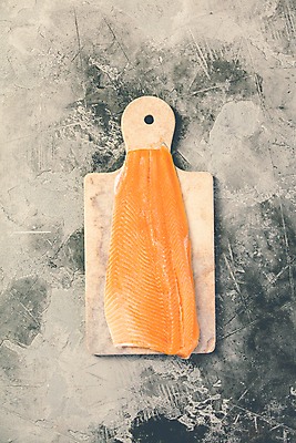 포토 JPG 해외이미지 도마 실내 사람없음 하이앵글 날것 연어 연어요리 연어회 해외202004 해외포토 음식 뷰포인트 주방용품 어류 내부 생선회 파일형식