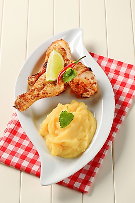 포토 JPG 해외이미지 접시 음식 육류 요리 사람없음 식사 치킨 닭고기 흰색 냅킨 체크무늬 매시드포테이토 해외202004 해외202105 해외포토 식기 컬러 무늬 식재료 닭고기요리 파일형식