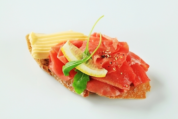 포토 JPG 해외이미지 스튜디오촬영 접시 음식 빵 조각 샌드위치 육류 사람없음 소고기 신선 애피타이저 레몬 날것 버터 등심 송아지고기 얇은 타파스 해외202004 해외202105 해외포토 식기 과일 식재료 실내 파일형식