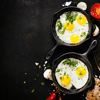 포토 JPG 해외이미지 토마토 검은배경 실내 마늘 사람없음 하이앵글 계란 프라이팬 아침식사 계란프라이 계란껍데기 홍고추 카피스페이스 해외202004 해외포토 뷰포인트 백그라운드 채소 고추 주방용품 내부 알 검은색 식사 공백 계란요리 파일형식