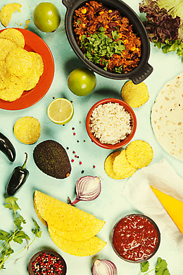 포토 JPG 해외이미지 그릇 식재료 밥 치즈 실내 사람없음 하이앵글 상추 준비 파란배경 라임 멕시코음식 아보카도 나초 타코 살사소스 적양파 토르티야 할라피뇨 해외202004 해외포토 식기 음식 뷰포인트 백그라운드 채소 과일 고추 양파 유제품 서양음식 내부 파란색 소스_음식 파일형식