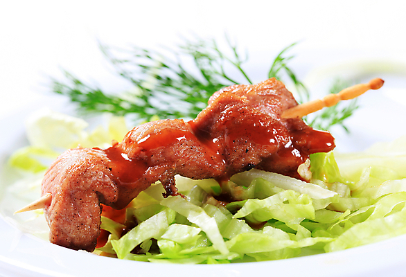 포토 JPG 해외이미지 접시 음식 조각 육류 돼지고기 요리 사람없음 목재 샐러드 막대기 꼬치 그릴 상추 바비큐 허브 케밥 앙트레 해외202004 해외202105 해외포토 나무 식물 식기 채소 식재료 재료 주방용품 파일형식